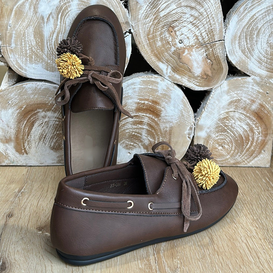 Mocassins bateau revisités à pompons Marron