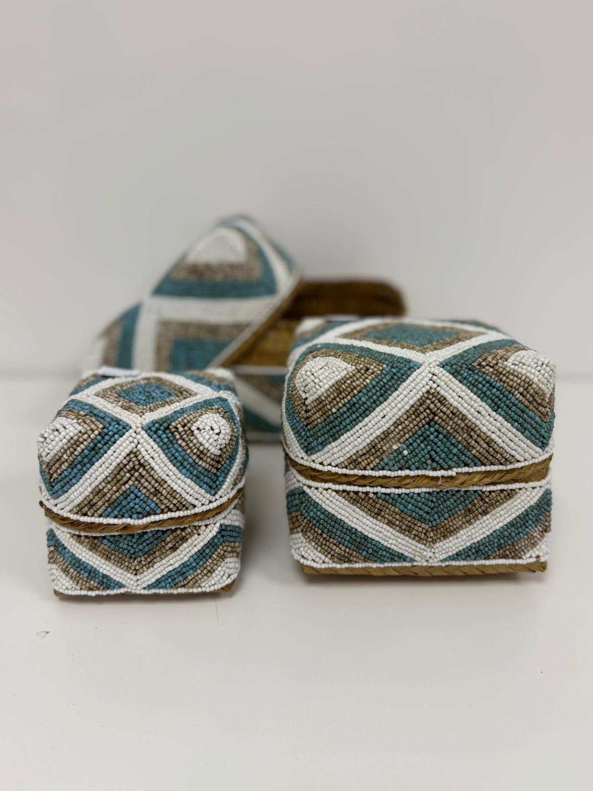 Boîte perlée turquoise beige et blanche motif chevron 30×30 cm L