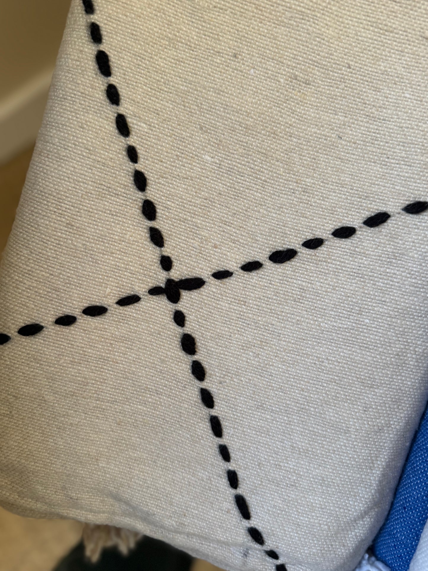 Plaid tissé 250×150 cm – Broderie noire sur fond écru