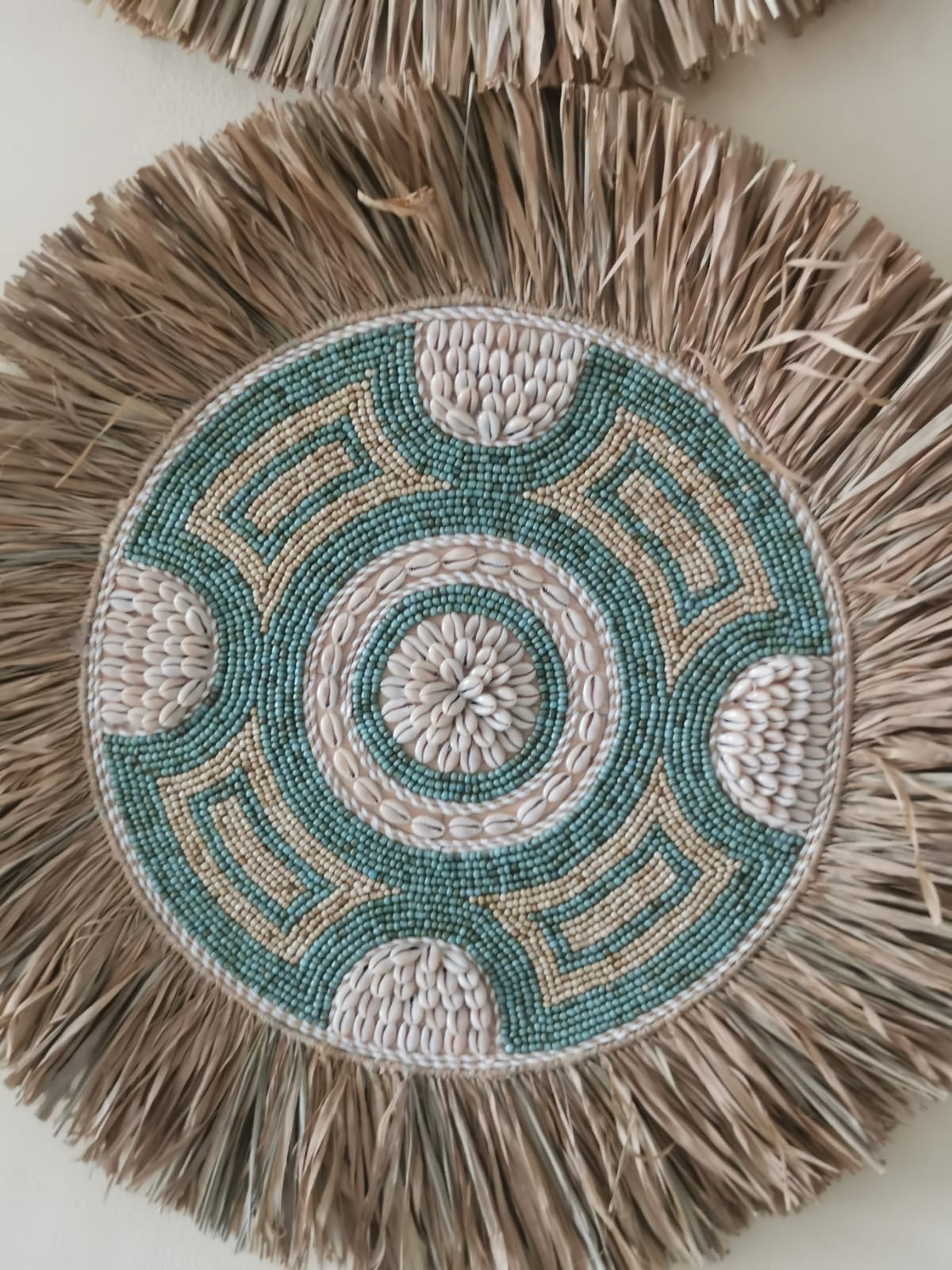 Décoration ronde en paille et perles vert & beige