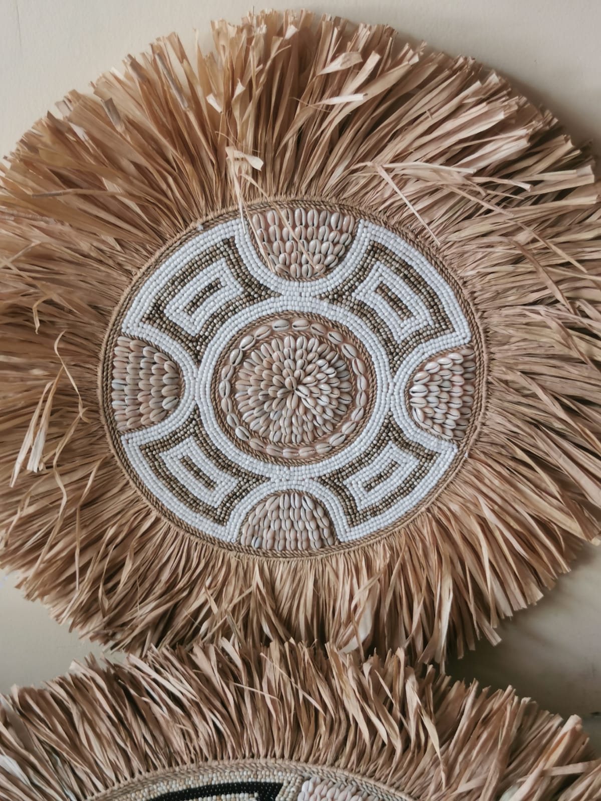 Décoration ronde en paille et perles blanc & doré