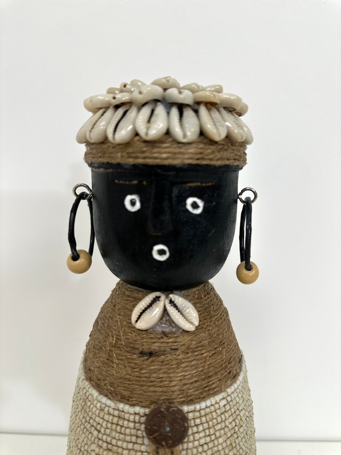 POUPÉE TRIBALE BALINAISE – BLANC & PERLES NATURELLES