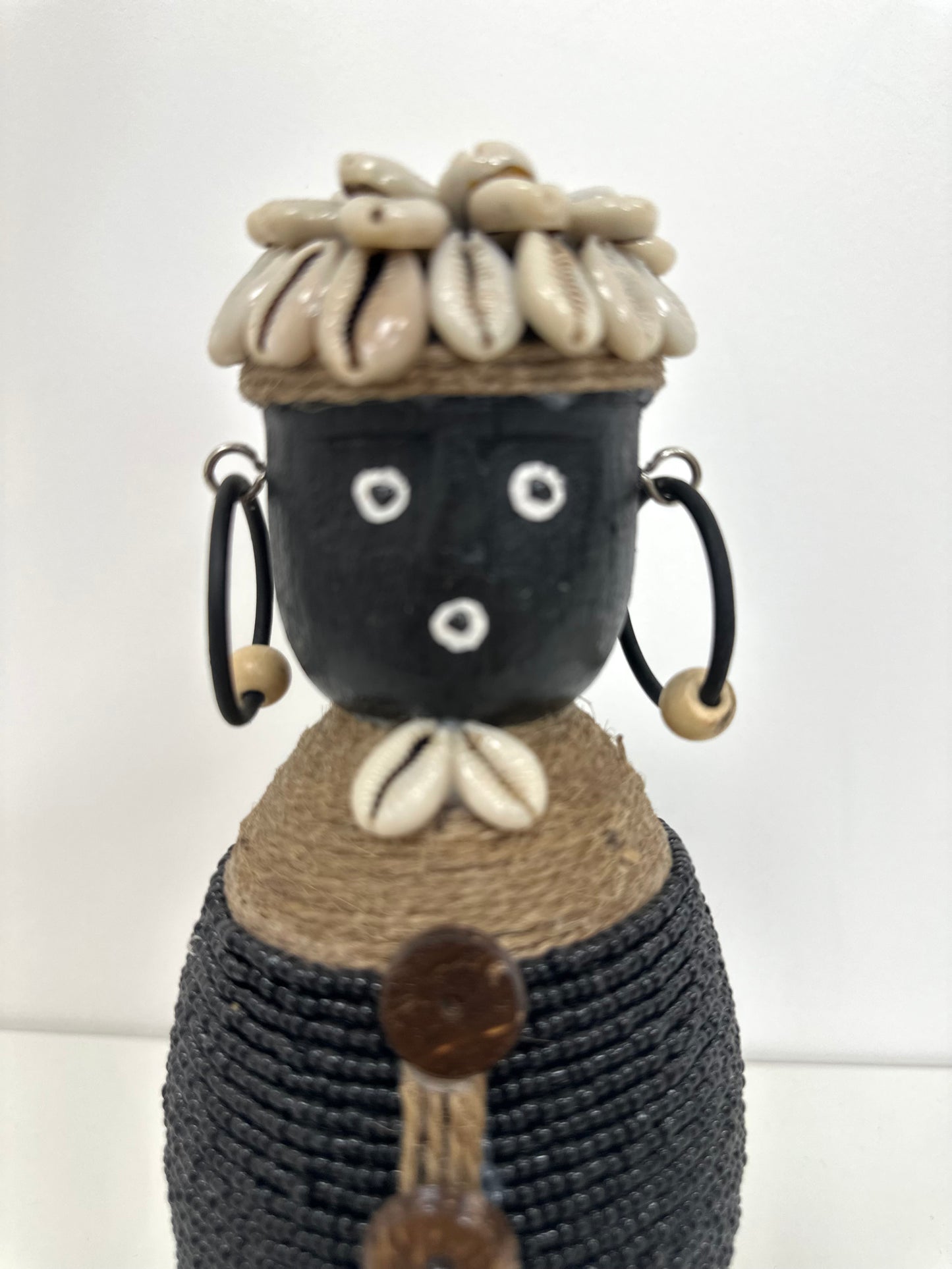 POUPÉE TRIBALE BALINAISE – NOIR & PERLES NOIRES