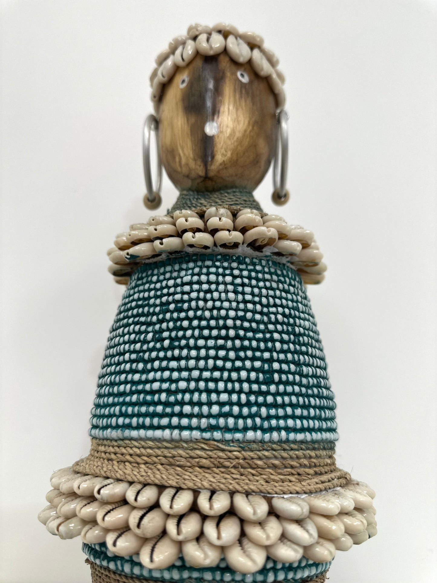 POUPÉE TRIBALE BALINAISE – TURQUOISE & COQUILLAGES – GRAND MODÈLE