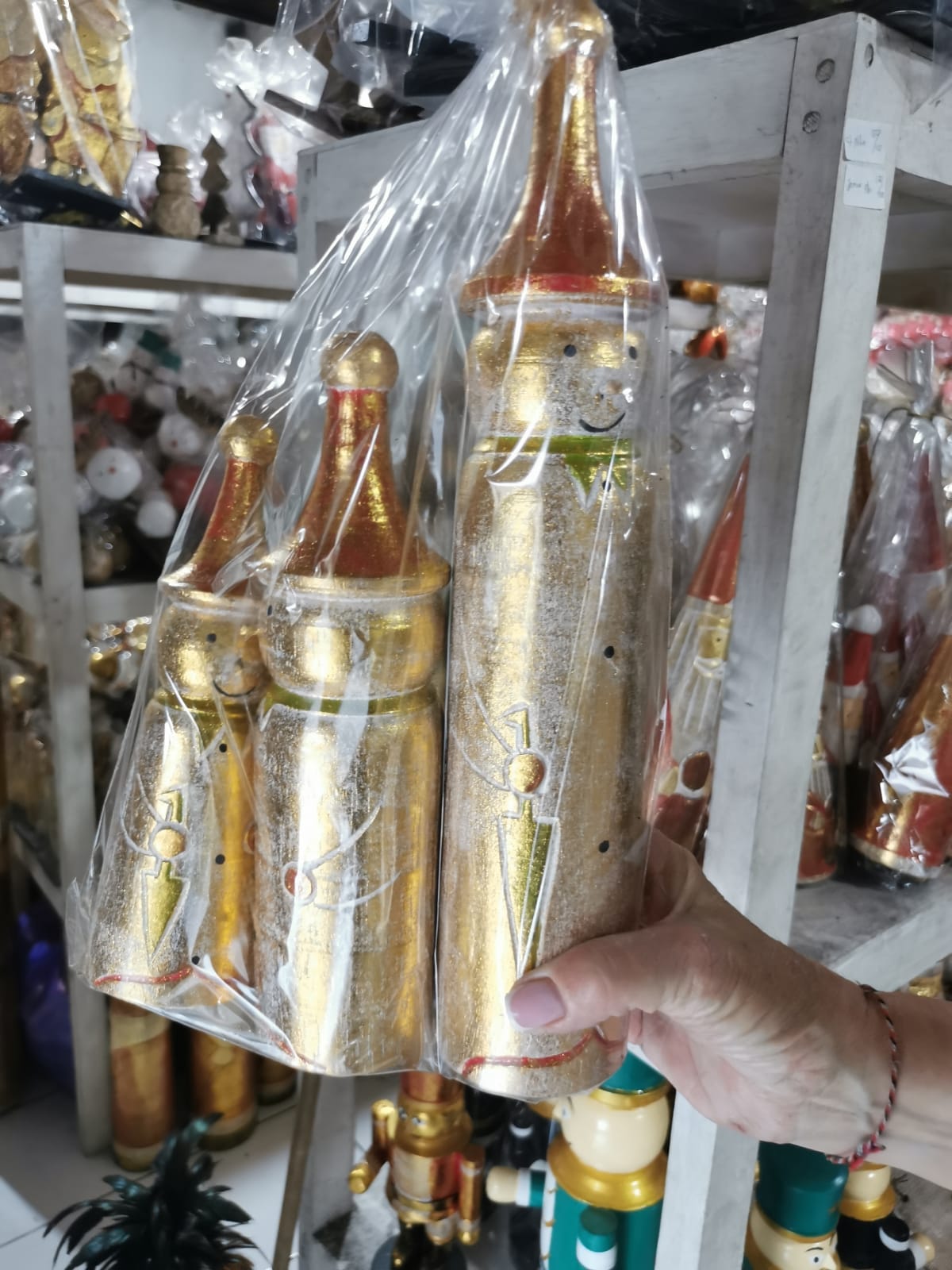 Père Noël allongé doré L