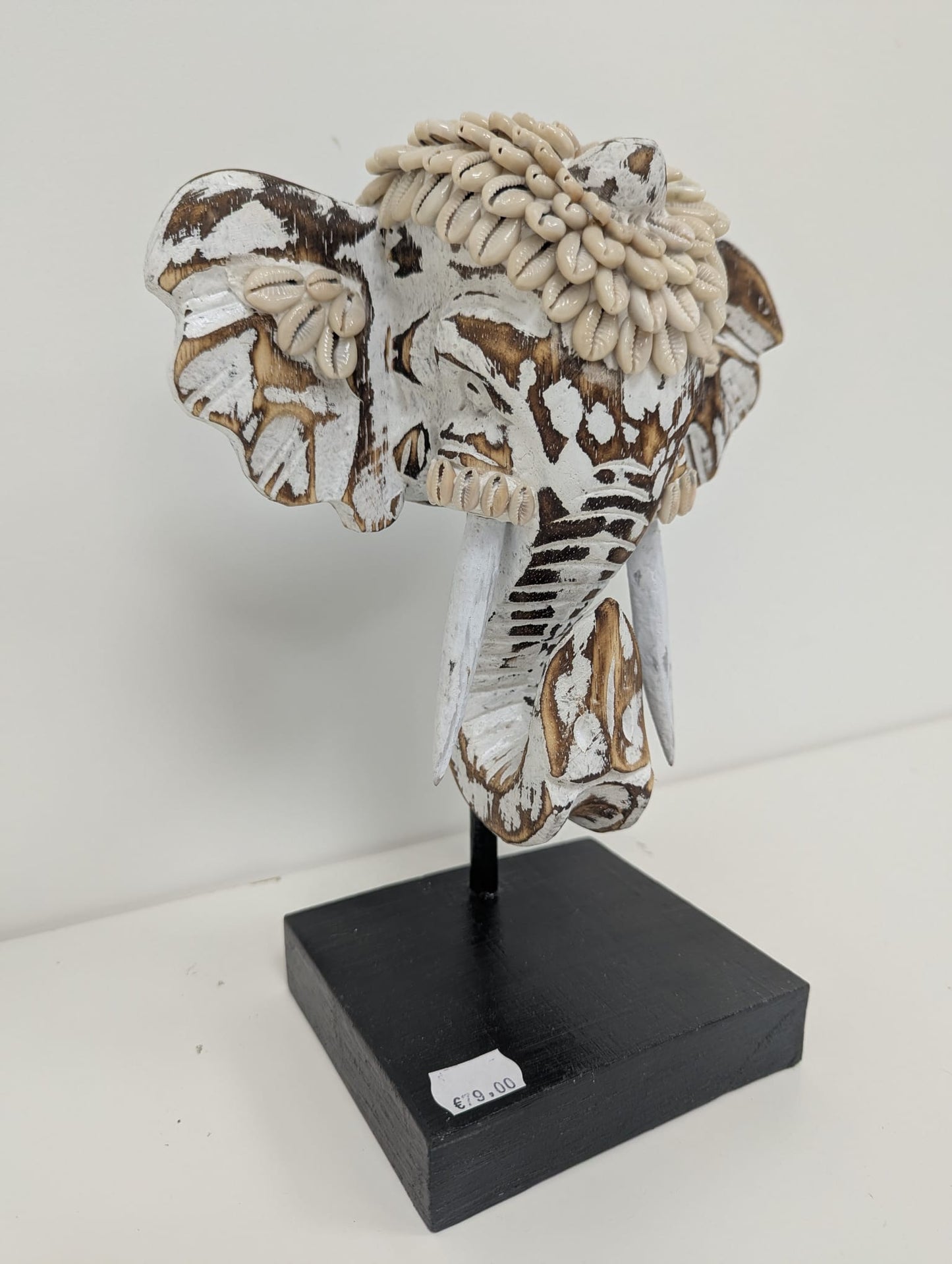 Élément décoratif éléphant coquillage sur socle