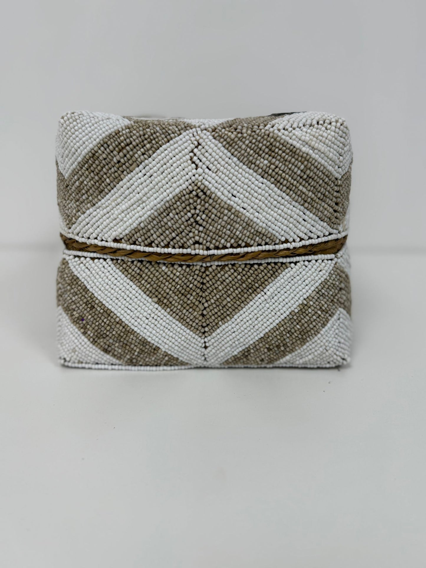 Boîte perlée dorée et blanche motif chevron fin 25×25 cm M