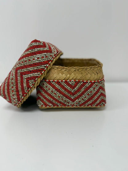 Boîte perlée rouge et beige motif chevron 30×30 cm L
