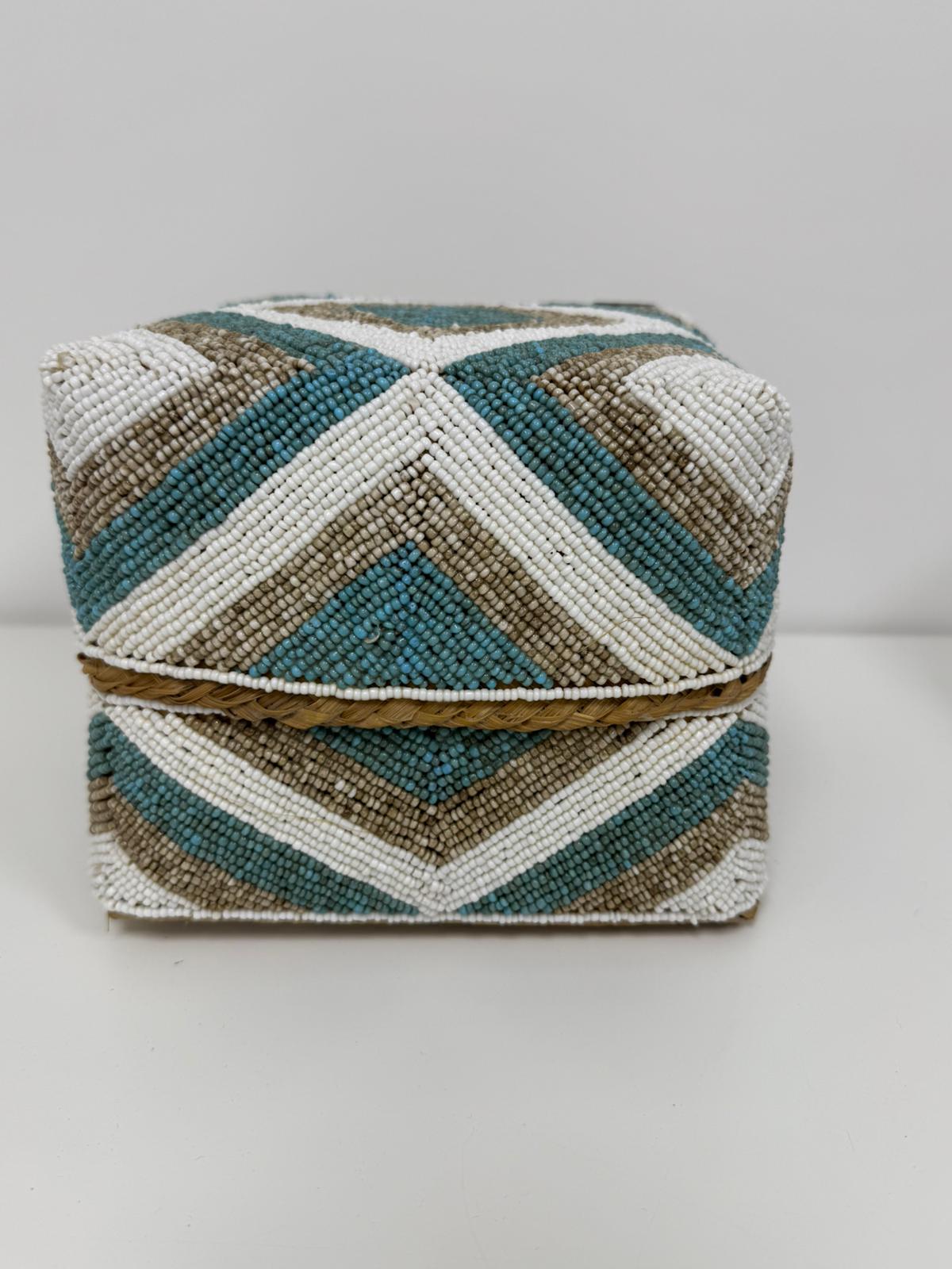 Boîte perlée turquoise beige et blanche motif chevron 30×30 cm L