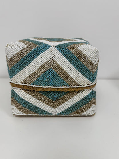 Boîte perlée turquoise beige et blanche motif chevron 30×30 cm L