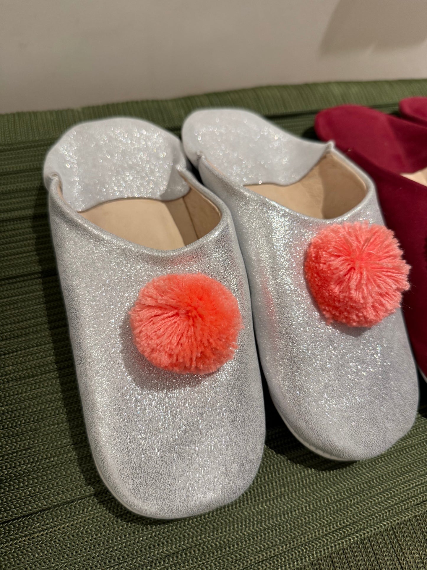 Babouche argenté pompon rose
