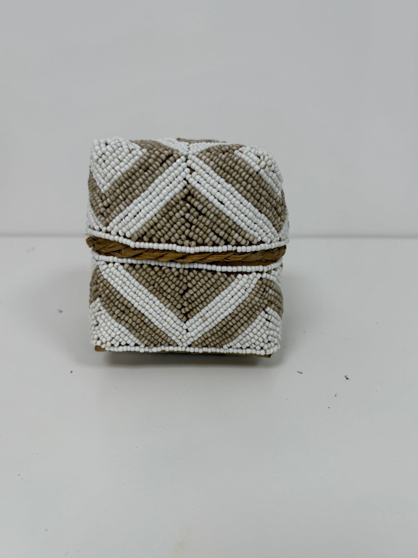 Boîte perlée dorée et blanche motif chevron fin 15×15 cm S