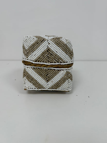 Boîte perlée dorée et blanche motif chevron fin 15×15 cm S