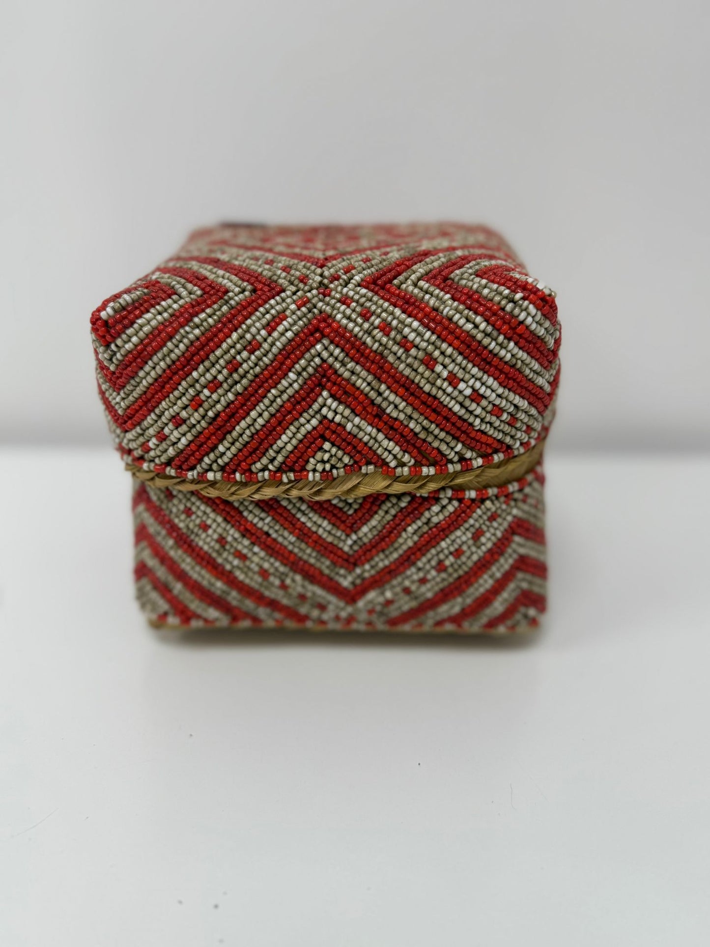 Boîte perlée rouge et beige motif chevron 30×30 cm L