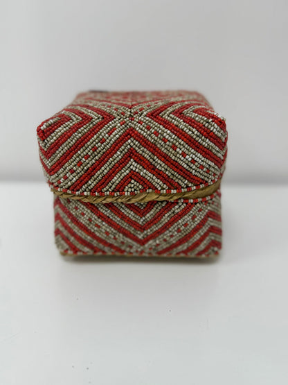 Boîte perlée rouge et beige motif chevron 30×30 cm L