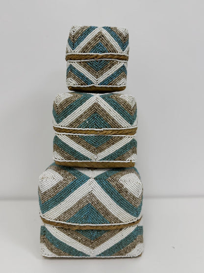 Boîte perlée turquoise beige et blanche motif chevron 30×30 cm L