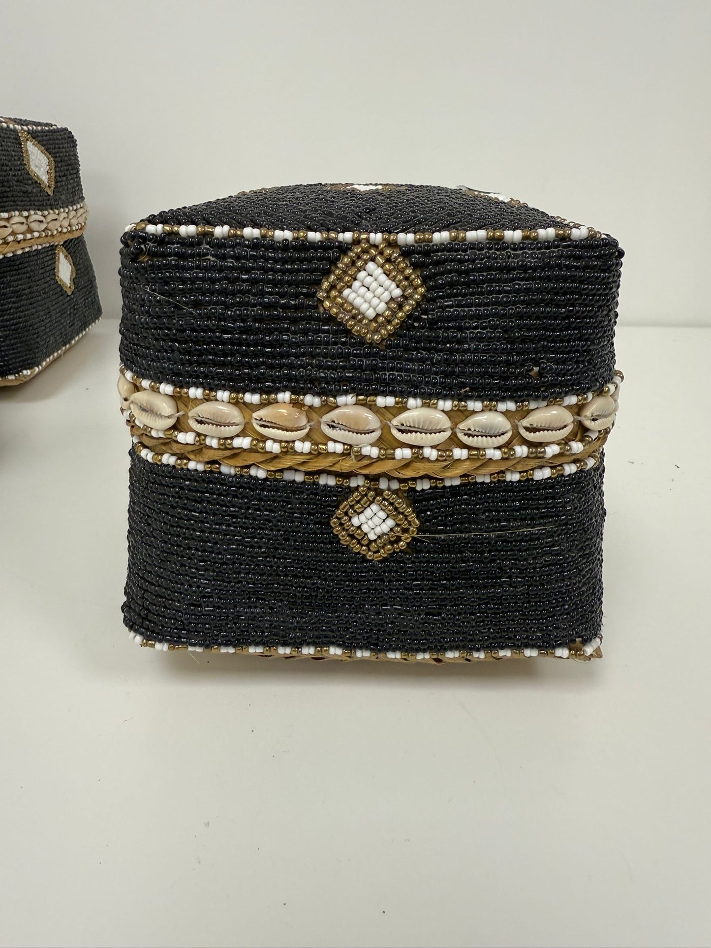 Boîte perlée noire et blanche à cauris motif losange 25×25 cm M