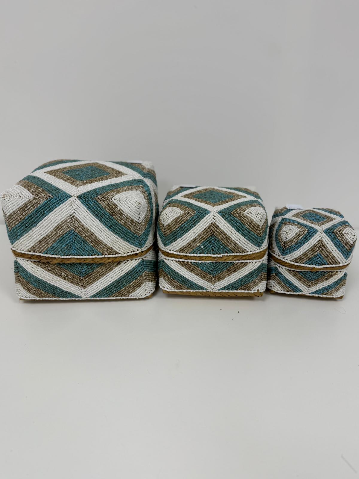 Boîte perlée turquoise beige et blanche motif chevron 30×30 cm L