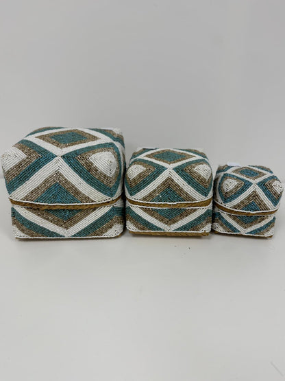 Boîte perlée turquoise beige et blanche motif chevron 30×30 cm L