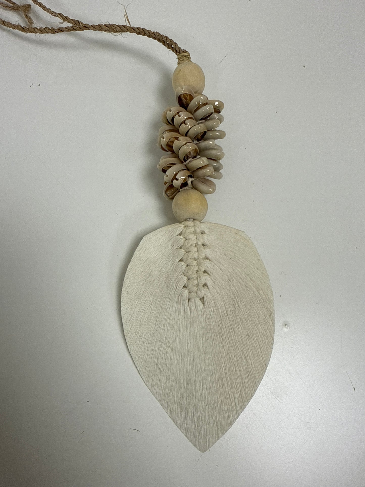 Suspension bois & coquillage plume  Blanc 50 cm