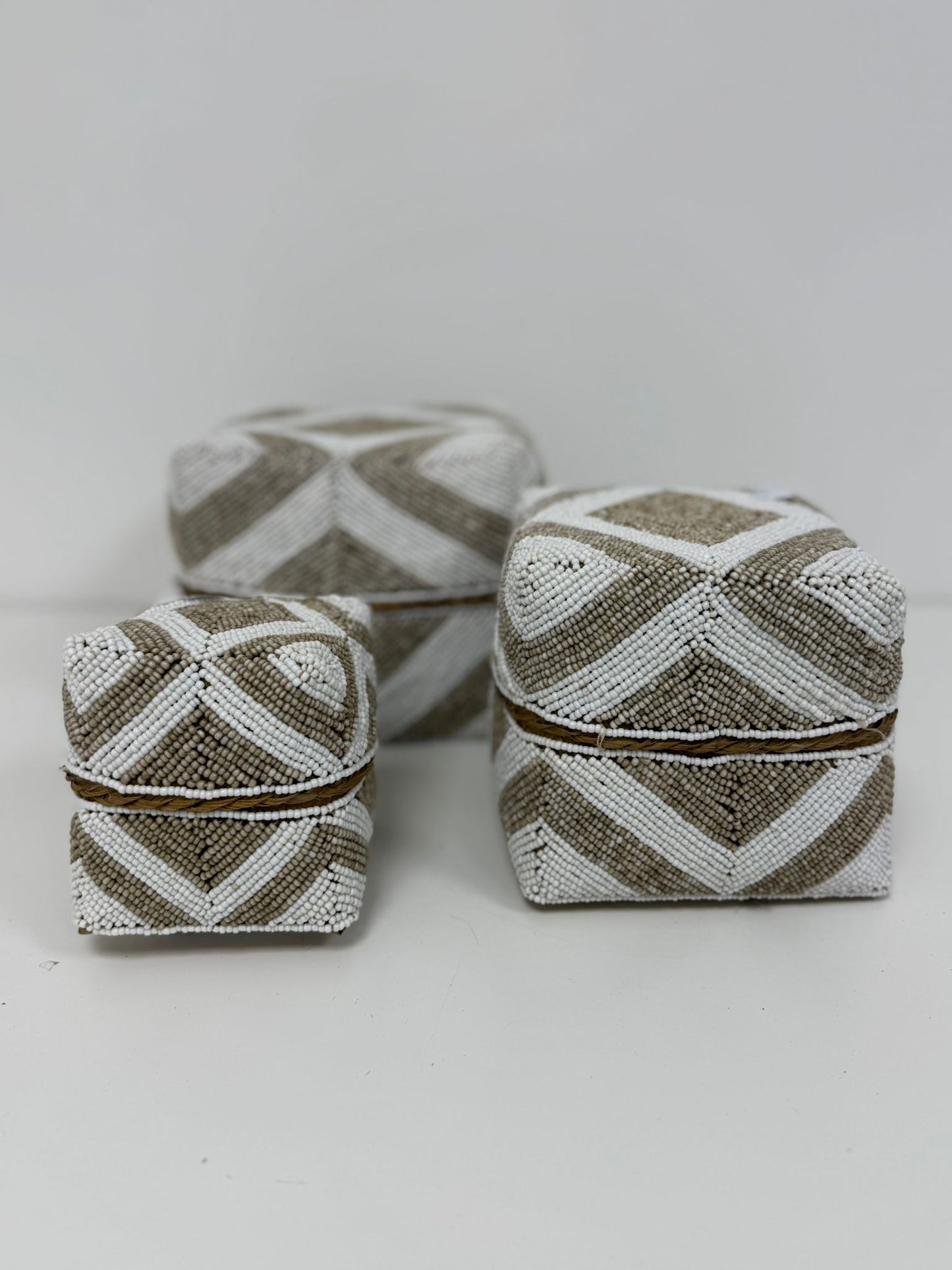 Boîte perlée dorée et blanche motif chevron fin 15×15 cm S