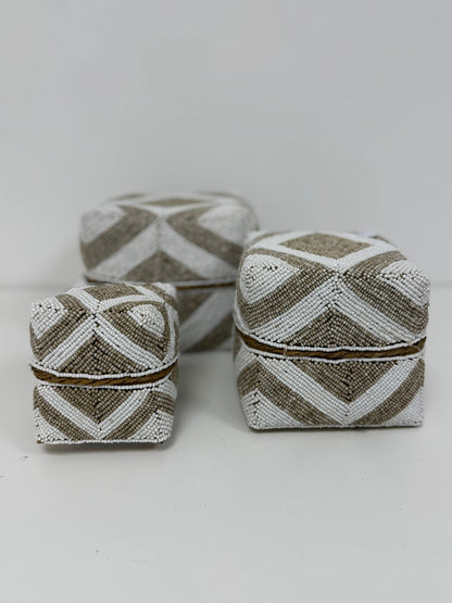 Boîte perlée dorée et blanche motif chevron fin 15×15 cm S