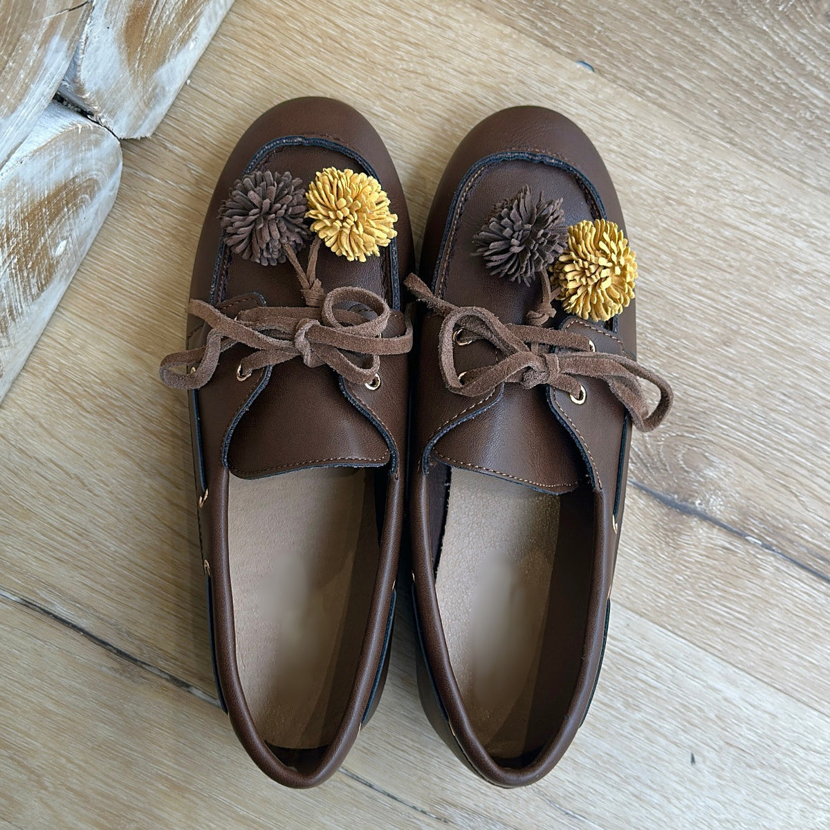 Mocassins bateau revisités à pompons Marron