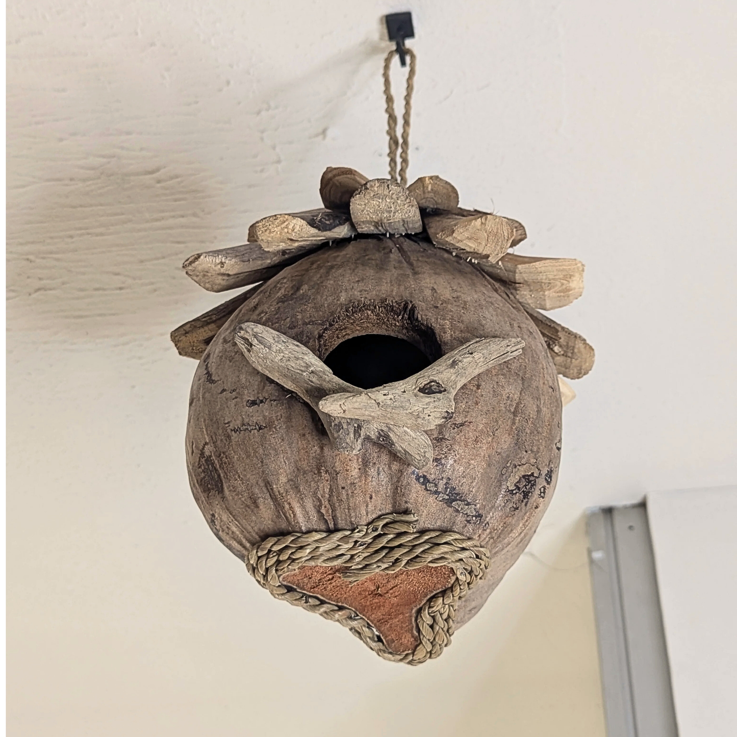 Nichoir en noix de coco décor Bois flotté