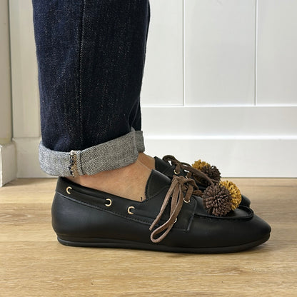 Mocassins bateau revisités à pompons Noir