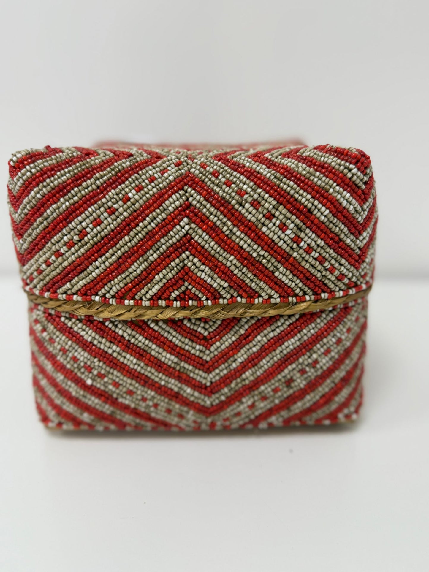 Boîte perlée rouge et beige motif chevron 30×30 cm L