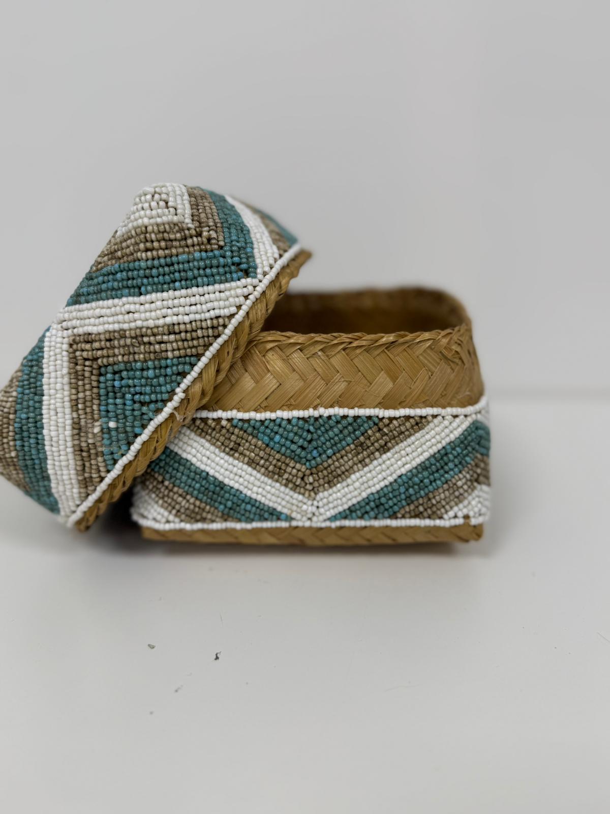 Boîte perlée turquoise beige et blanche motif chevron 30×30 cm L