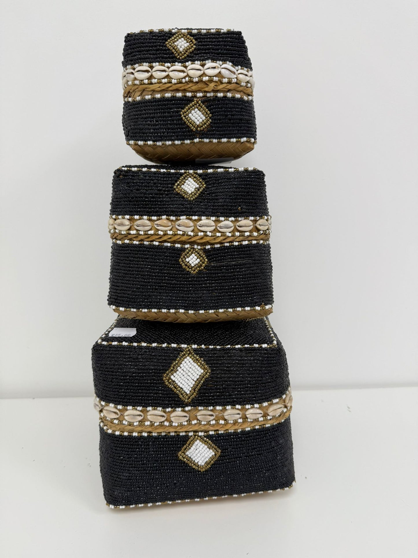 Boîte perlée noire et blanche à cauris motif losange 25×25 cm M