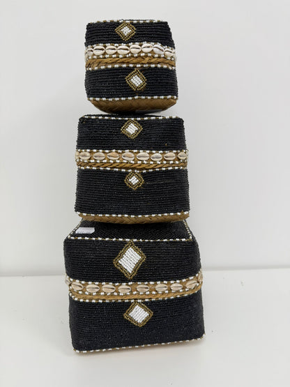 Boîte perlée noire et blanche à cauris motif losange 25×25 cm M