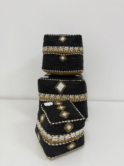 Boîte perlée noire et blanche à cauris motif losange 25×25 cm M