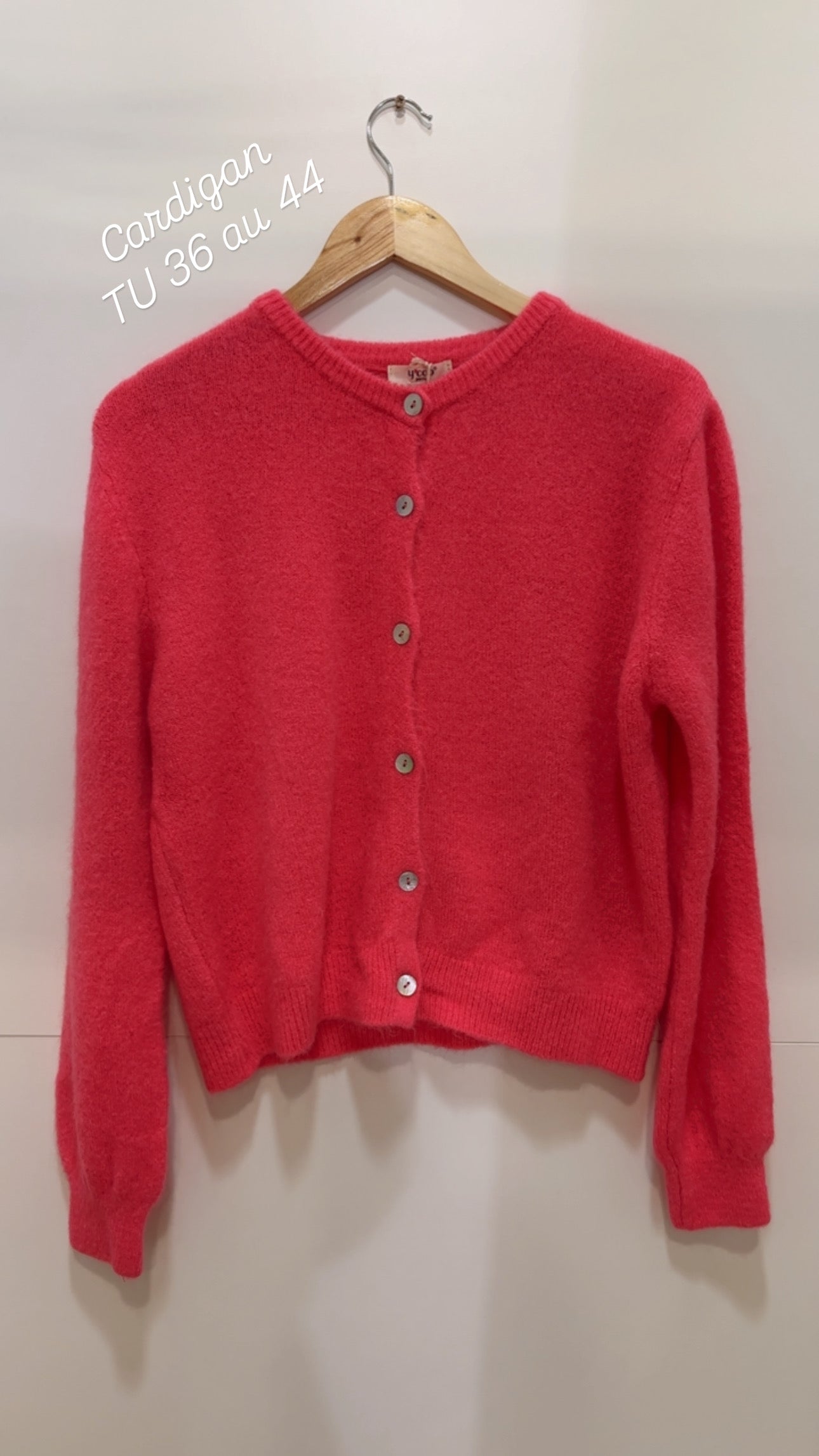 Gilet col rond bouton nacre Rose