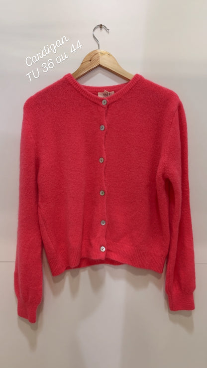 Gilet col rond bouton nacre Rose