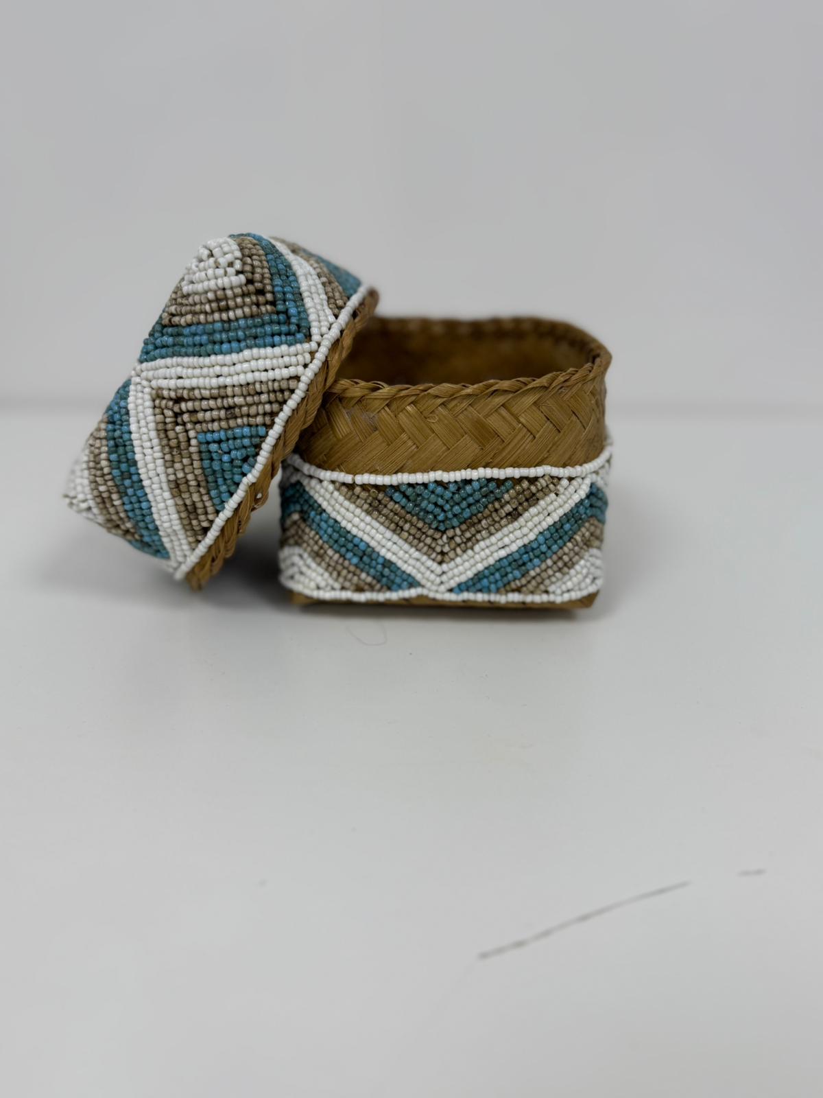 Boîte perlée turquoise beige et blanche motif chevron 30×30 cm L