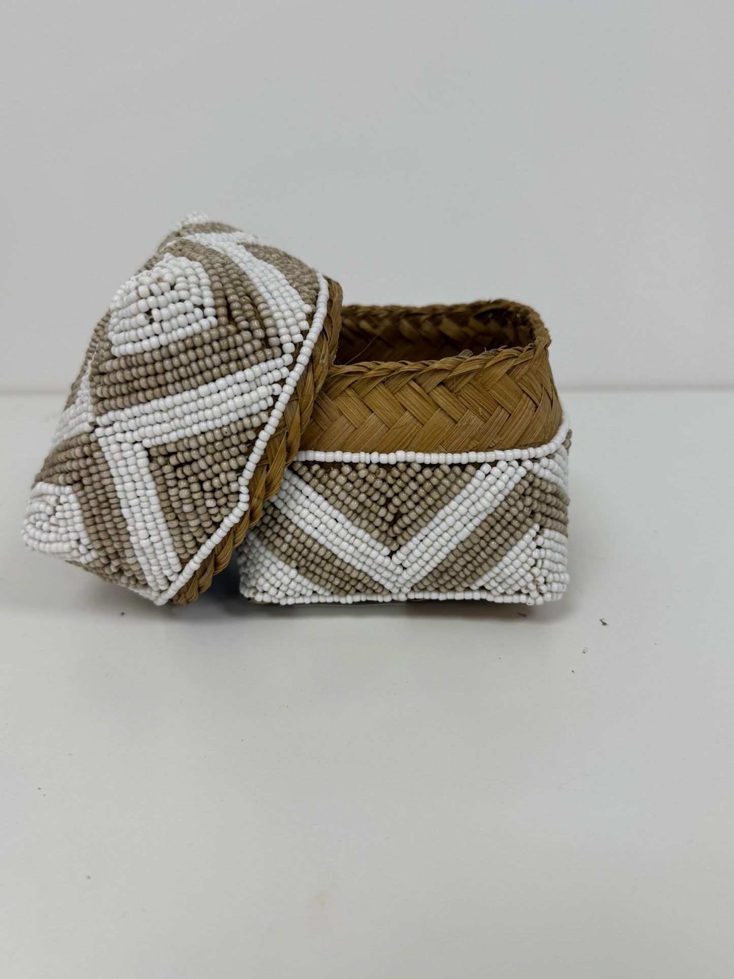 Boîte perlée dorée et blanche motif chevron fin 15×15 cm S