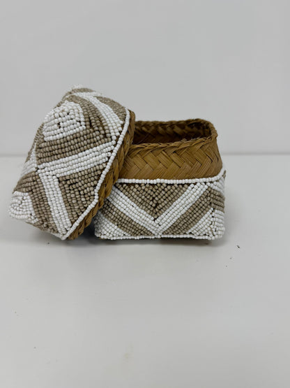 Boîte perlée dorée et blanche motif chevron fin 15×15 cm S