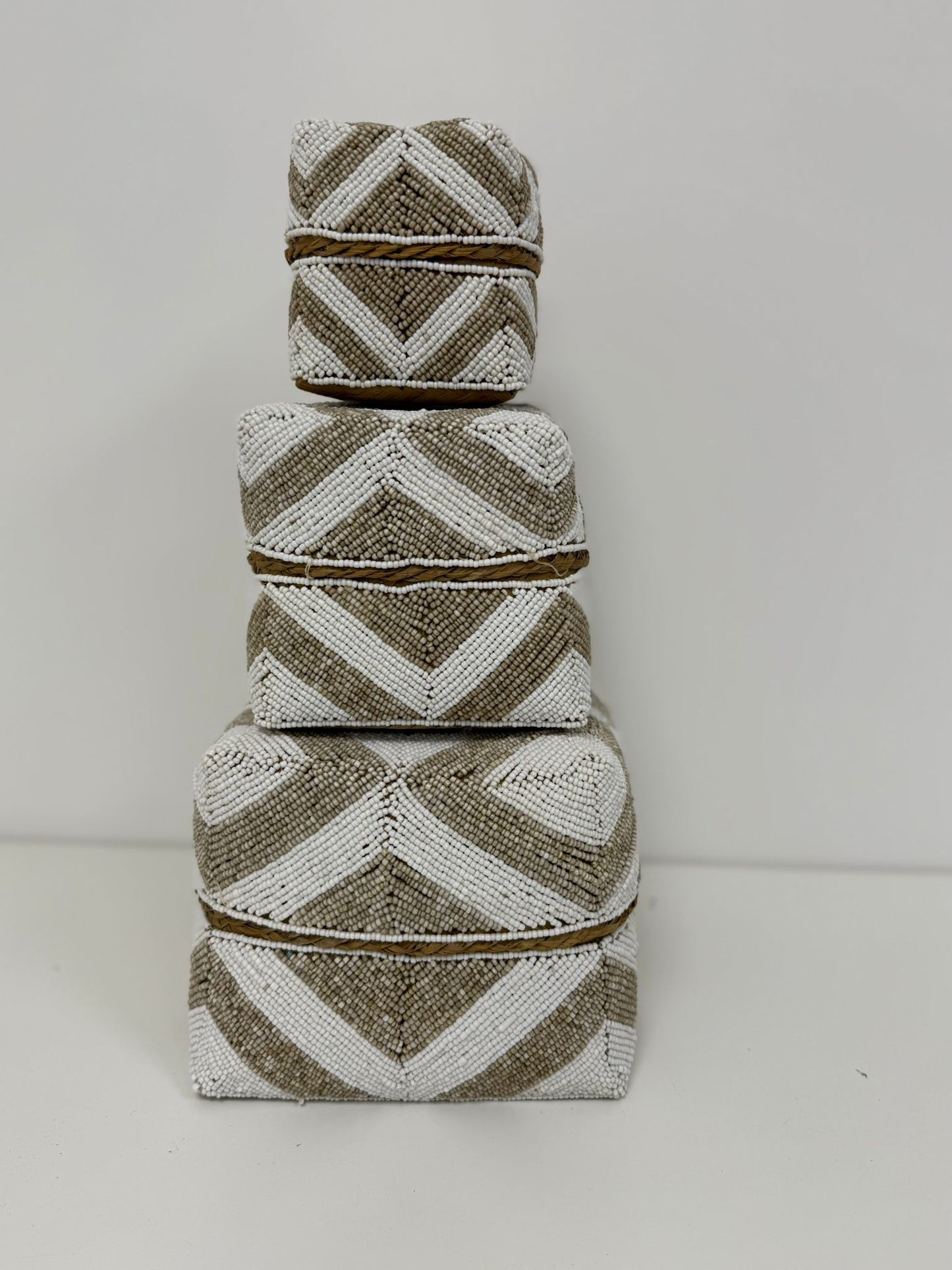 Boîte perlée dorée et blanche motif chevron fin 15×15 cm S