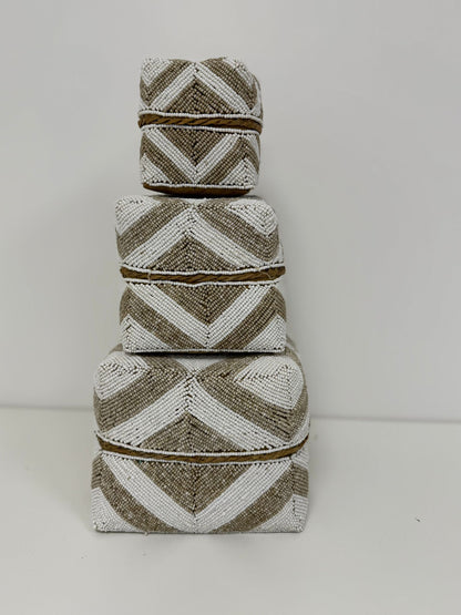 Boîte perlée dorée et blanche motif chevron fin 15×15 cm S