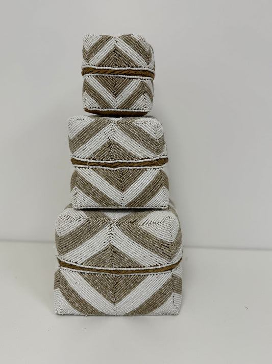 Boîte perlée dorée et blanche motif chevron fin 15×15 cm S