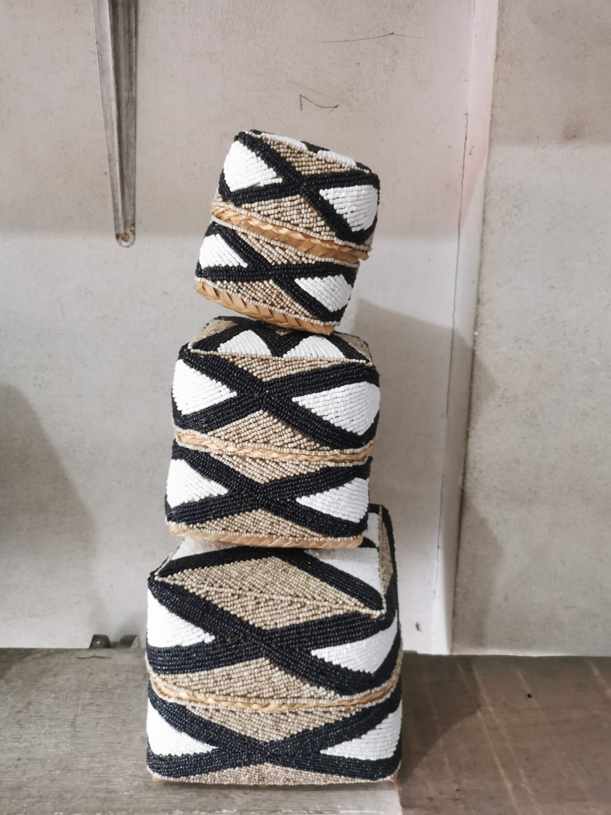 Boîte perlée noire beige et blanche motif croisé 25×25 cm M