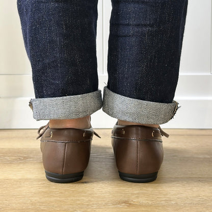 Mocassins bateau revisités à pompons Marron