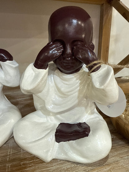 Moine résine 20 cm marron/blanc   mains sur les yeux