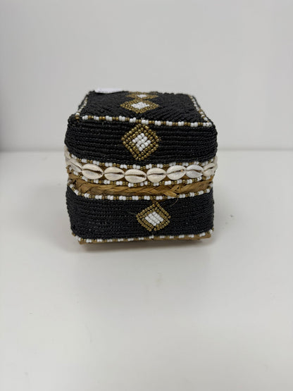 Boîte perlée noire et blanche à cauris motif losange 25×25 cm M