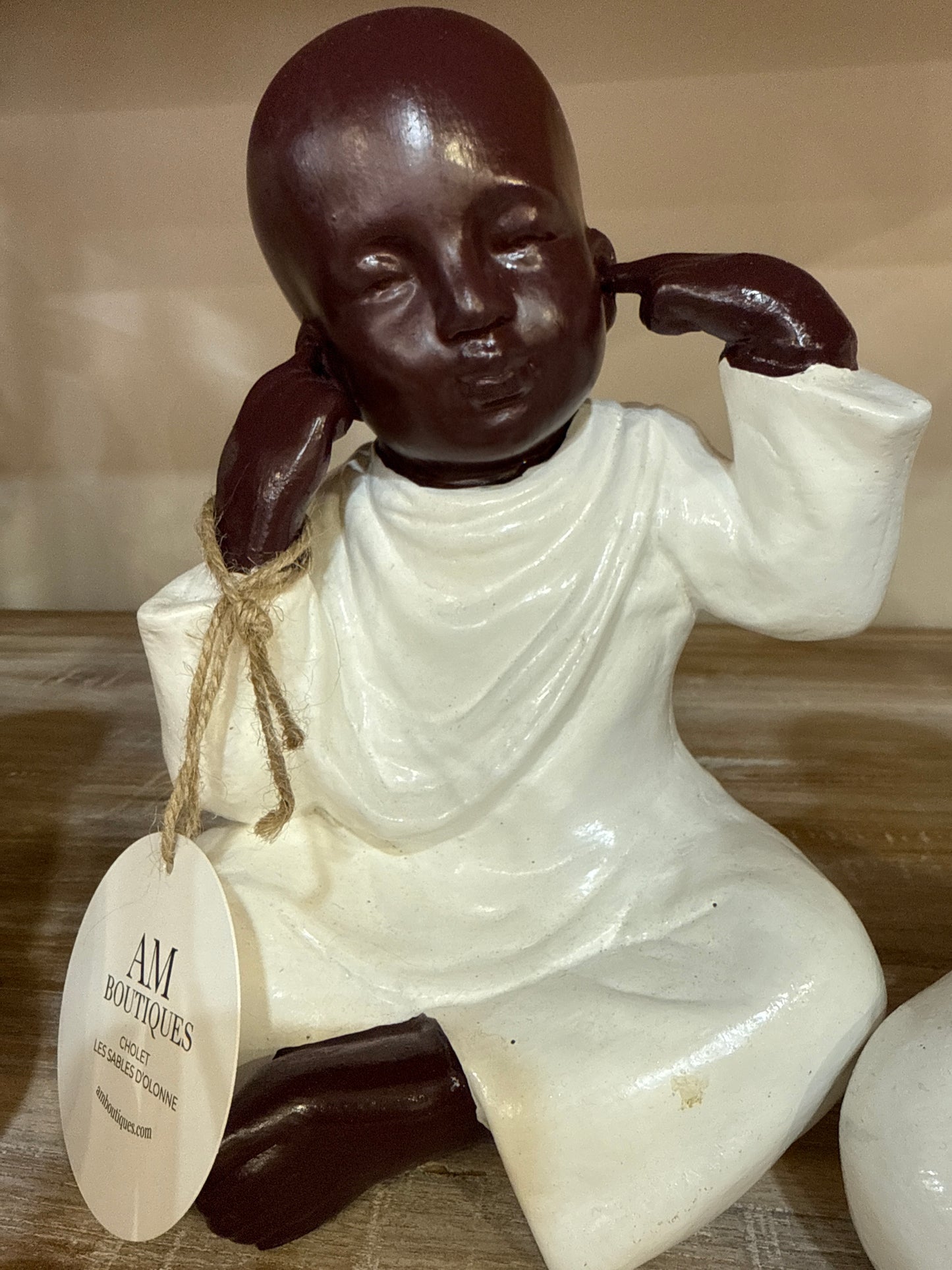 Moine résine 20 cm marron/blanc  mains sur les oreilles