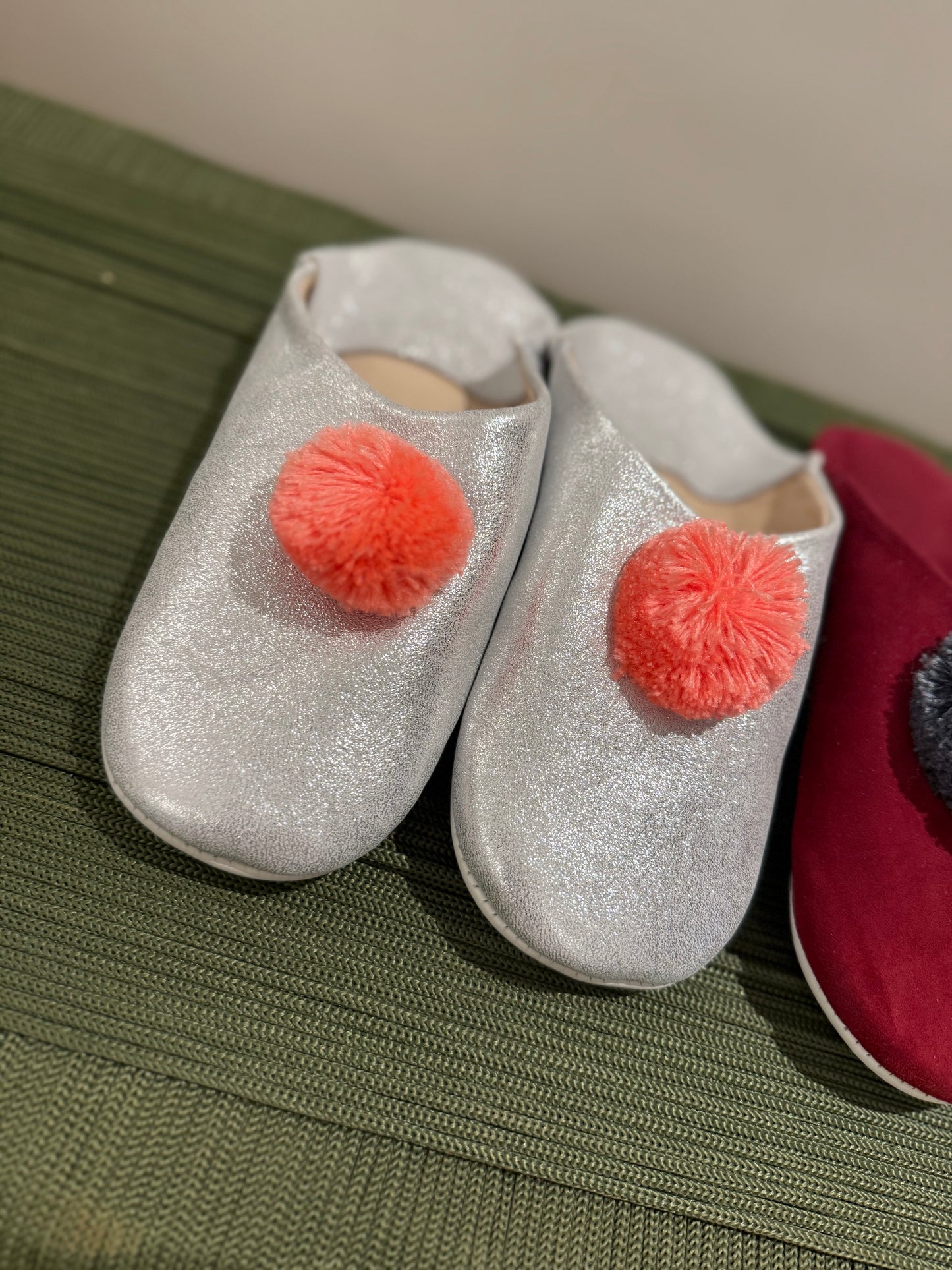 Babouche argenté pompon rose
