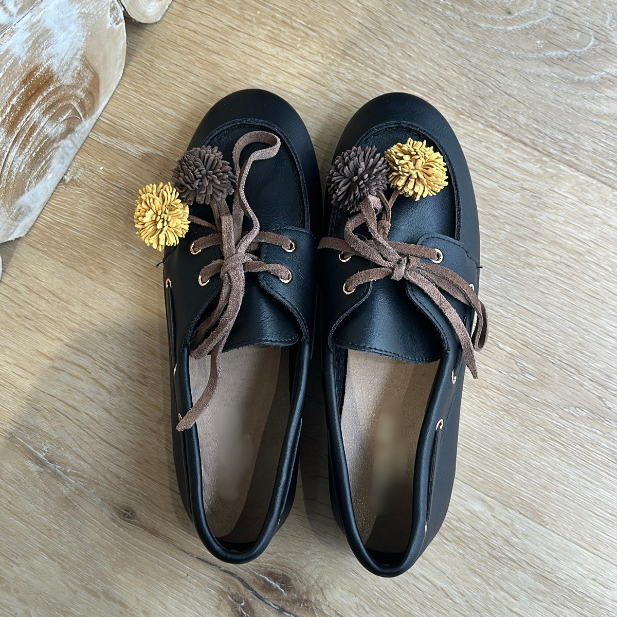 Mocassins bateau revisités à pompons Noir
