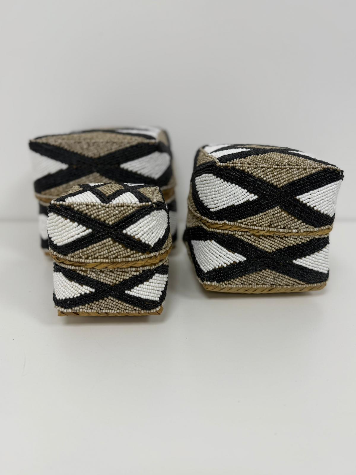 Boîte perlée noire beige et blanche motif croisé 25×25 cm M